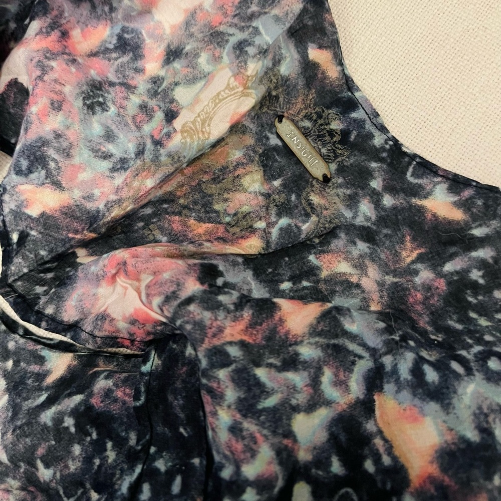 Insight Abstract Crop Top - Picture 3 of 3